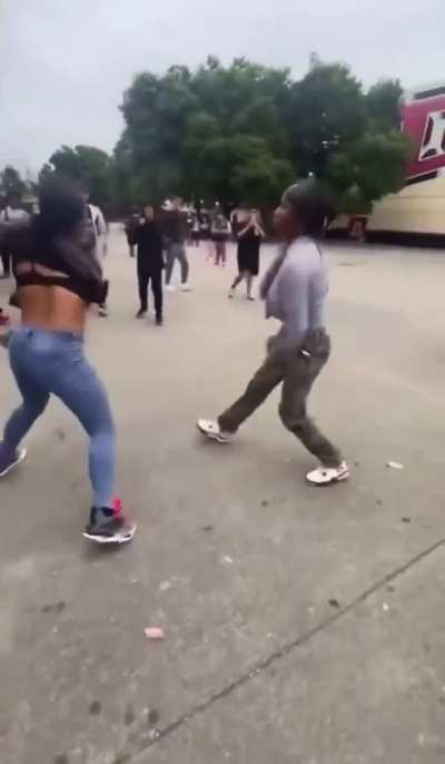 (Different Angle) Girls Fight After Fighting Words Exchanged