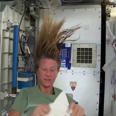 Astronaut Karen Nyberg shows you how to wash your hair in space.