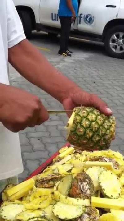 An excellent way to cut a pineapple