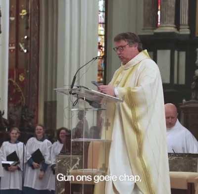 Belgische priester probeert met de jeugd te connecten door ‘jongerentaal’ te gebruiken.