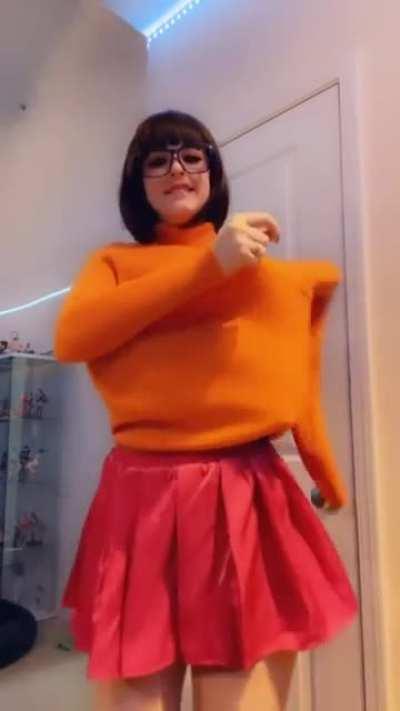 The Velma no bra challenge is wild | @Sarawrcosplay