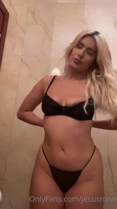 Blonde makes her ass clap 🔊