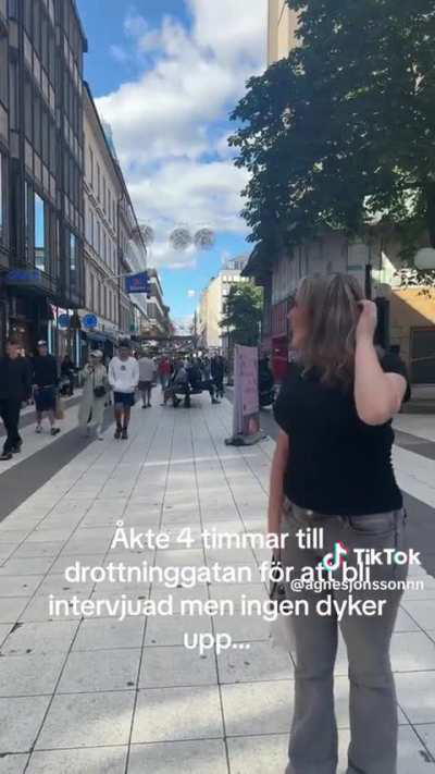 She went to Drottninggatan to be interviewed but no sone showed up