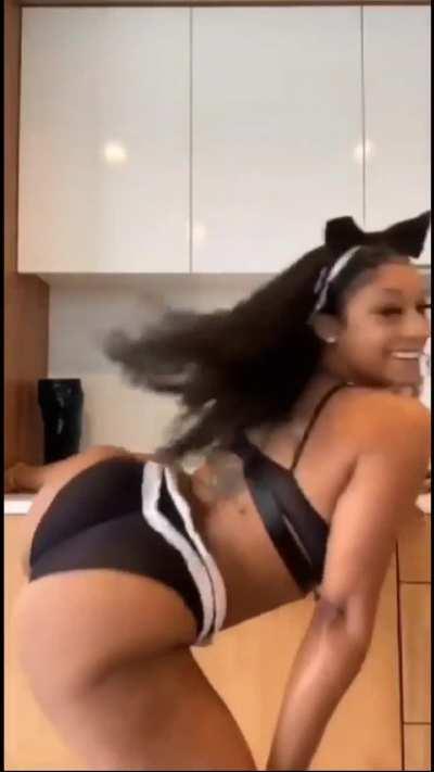 Mizz Twerksum Twerking in sexy maid outfit [Preview]