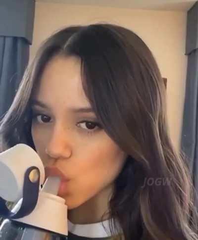 Jenna Ortega sucks your dick like this, how long are you lasting?