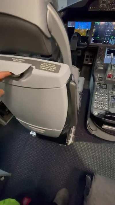 Getting into B787-9 Captains chair