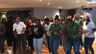 Gwijo squad singing with Springbok Women