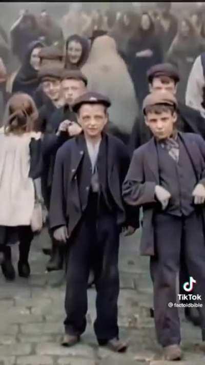 Children staring at camera (England, 1901)