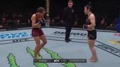 Weili Zhang punches Joanna Jedrzejczyk directly in her head bubble