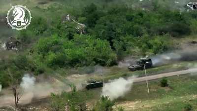 Extreme close combat of a Ukranian Bradley vs Russian APC