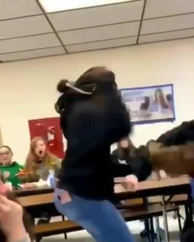 This girl attacked a Muslim girl until someone came to defend her