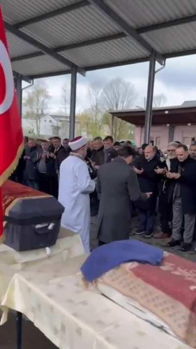 Şerefsizler insanlık dışı varlıklar hiç acımadan Almanya'da 2'si çocuk 4 kişilik Türk aileyi yakarak öldürdüler.