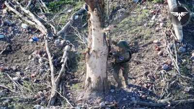 Drone operators of the Strike Drone Company (47 OMBr) use FPV drones to destroy a group of 2 Russian soldiers hiding behind tree , One of them flees and leaves the commander 