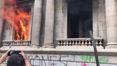 Congress on fire in Guatemala after people took to the streets
