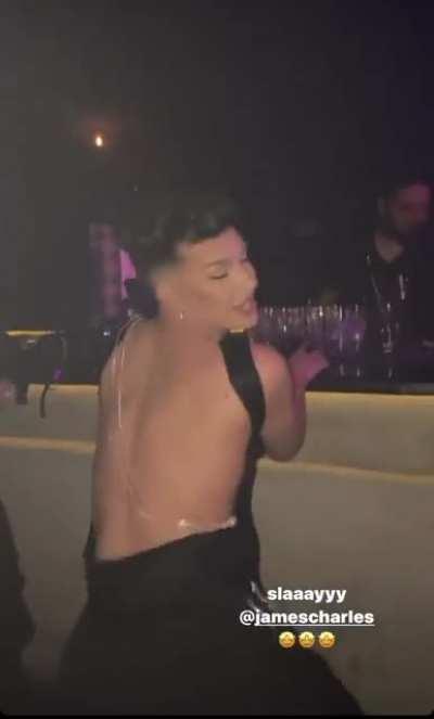 He can’t twerk but my god I would’ve still loved to be behind him and make him feel my hard rock boner with his cheeks😭😭😭