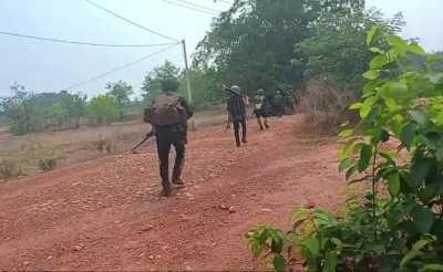 Rare Footage of Myanmar Junta Supporting Column Entering the Flank of Kawkareik a Few Days Ago (Starting probably April 20th or 21st) From the Outskirts. They’re most likely in the town Clearing anti-Junta rebel (mostly KNLA/PDF) Positions with other Troo