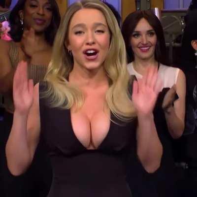 Sydney Sweeney looked so sexy on SNL