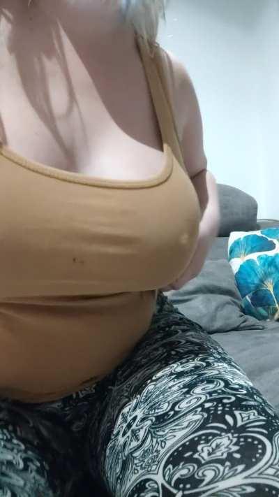 Come closer to feel this latina's skin [sg]