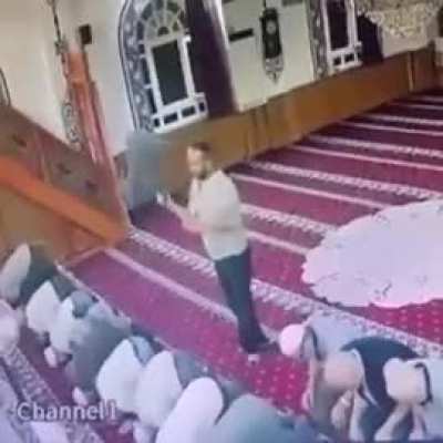 Bir şahıs, namaz kıldırdığı esnada imamın kafasına plastik tabure ile birkaç kez vurdu. Cami cemaati namazın bitmesiyle birlikte şahsı etkisiz hale getirdi.