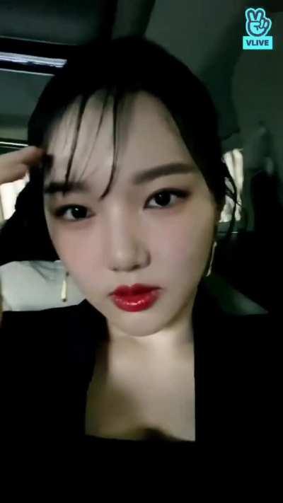 Ex - GFRIEND Yerin (Showing her Big Assets on Vlive)