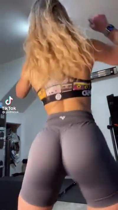 Too much booty in the pants🍑