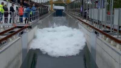 Delta flume Opening wave