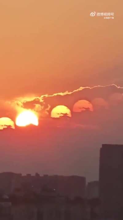 🔥 In Chengdu, 7 Suns appeared as a result of the refraction of light. 