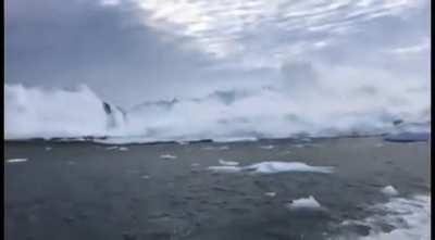 Enormous wave from iceberg!