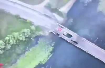 More drone footage of the Ukrainian Airforce bombing bridges in the Kursk area. 