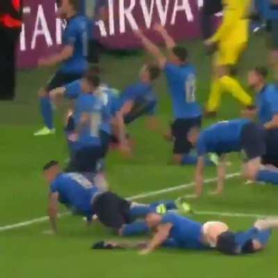 Immobile loses his pants while celebrating