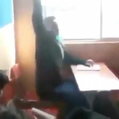 Cuando ya va a terminar la clase y el jodido abre la boca.