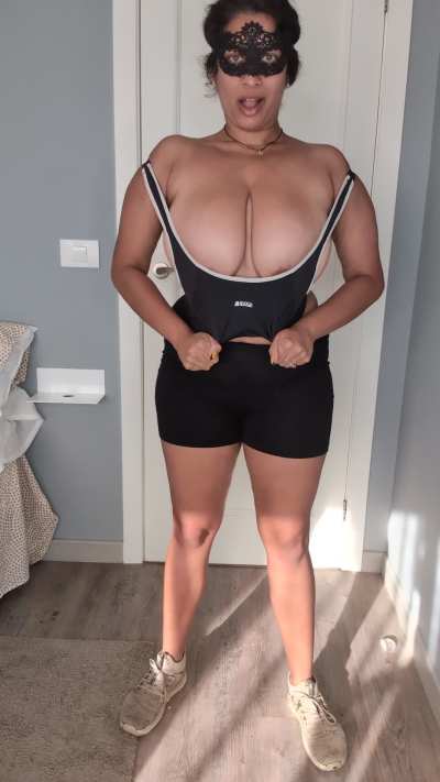 I see you peeping on my workout I raise you two giant tits popping out [neighborhoodmilf]