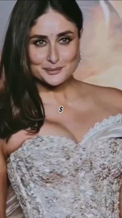 Kareena Kapoor mommy huge cleavage 