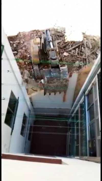 Una excavadora que derribaba una casa de Segovia penetra en el edificio anejo y hunde el techo de un supermercado