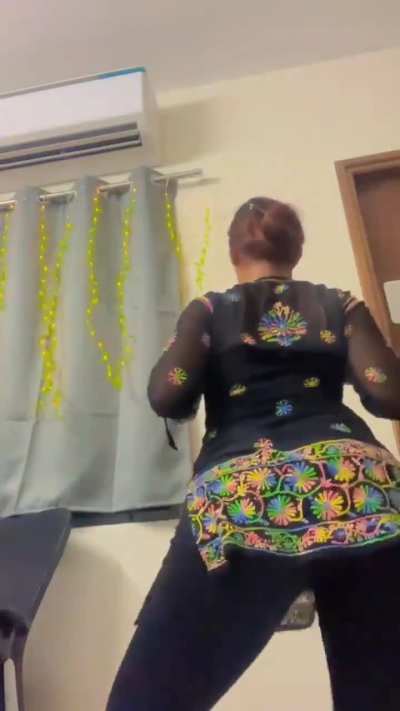 Desi girl twerking in traditional 😍😍