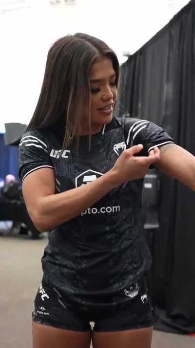 Tracy Cortez shows off the new fight kits #NocheUFC