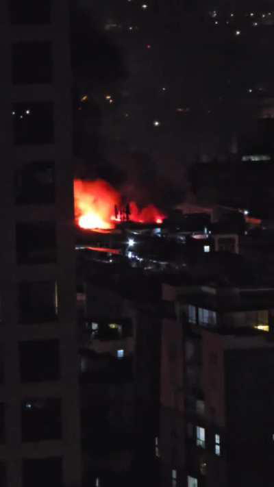 Late night rooftop fire in CDMX near Reforma