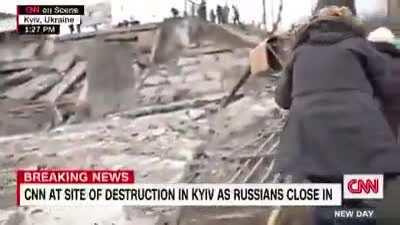 CNN reporter stops her live report to help elderly civilians trying to flee Kyiv as Russian forces close in on the capital city.