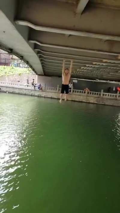 Man crosses bridge in ninja warrior style