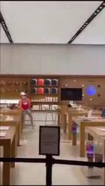 Methany trashing the Apple store