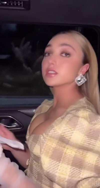 Stunning look, heading to Vanity Fair party | TikTok March 2022