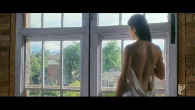 Katrina Kaif flaunting her bareback in Jab Tak Hain Jaan