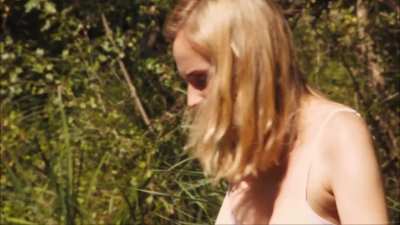 Ludivine Sagnier &amp;amp; Diane Kruger (nn) - Pieds nus sur les limaces (FR2010)