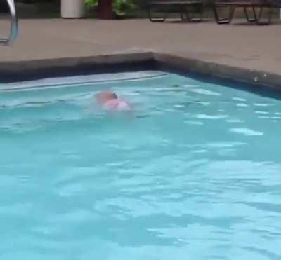 16-month-old baby swims across the pool on her own.