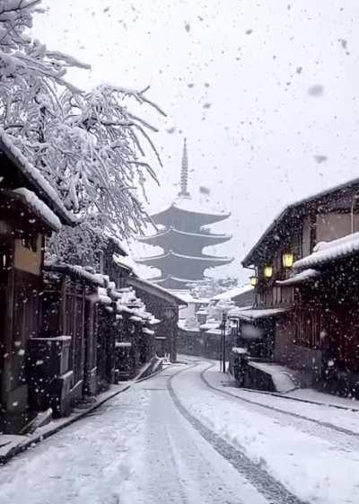 Snowfall in Kyoto in reverse. In the video, a street overlooking the five-story pagoda of Hokan-ji Temple, better known as Yasaka-no-to