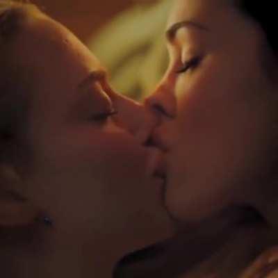 It’s impossible not to get hard at this Megan Fox and Amanda Seyfried kissing scene