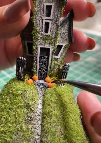 The making of this mini spooky house