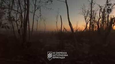 Battle at dawn in the Bakhmut direction. The Russian Army fires at the trenches of the Ukrainian Army, but the Ukrainian assault groups from the Third Separate Assault Brigade clear the dugouts and continue their advance.