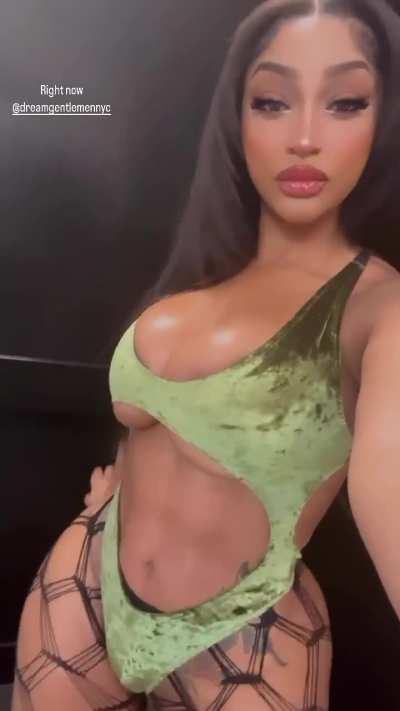 💚👙🤳🏿