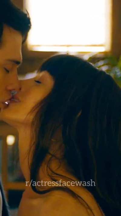 Anne Hathaway Hot kiss in The Idea of You [Scene-02] 